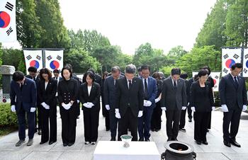 제5대 의원 충령탑 참배_3