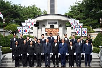 제5대 의원 충령탑 참배_1