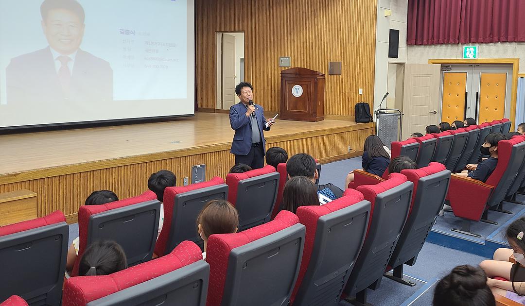 세종시의회 김충식 부의장, 교동초에서 찾아가는 의회교실 진행_3