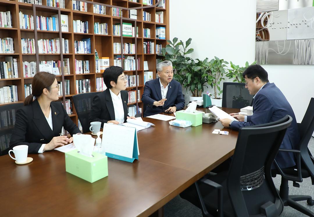 세종시의회, 국회 방문 “충청권 하계세계대학경기대회 국비 확보 총력전”_2