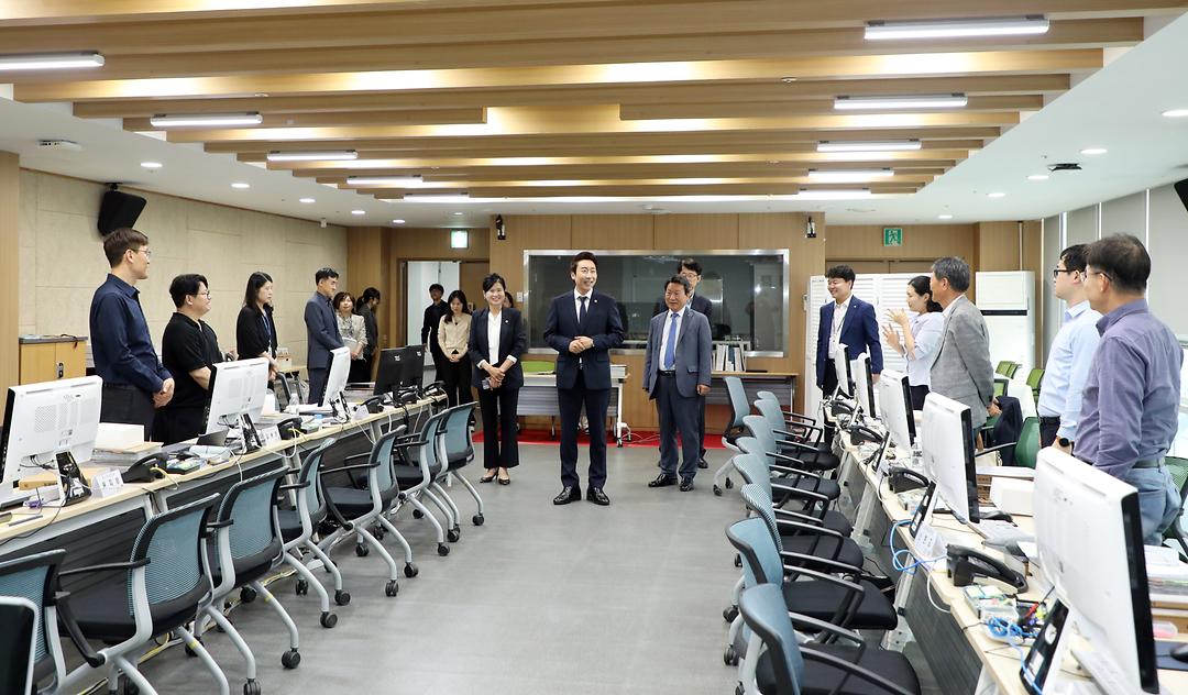 세종시의회 임채성 의장 2024회계연도 결산검사장 격려 방문_3
