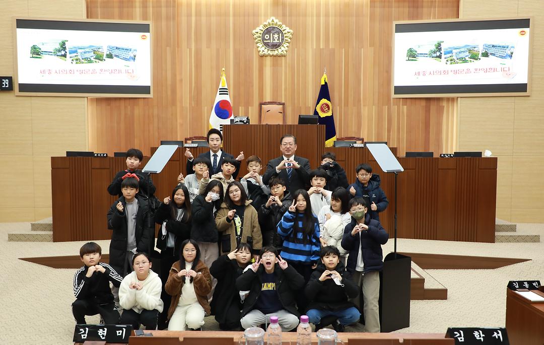 세종시의회, 2025년도 청소년 의회교실 운영 마무리_1