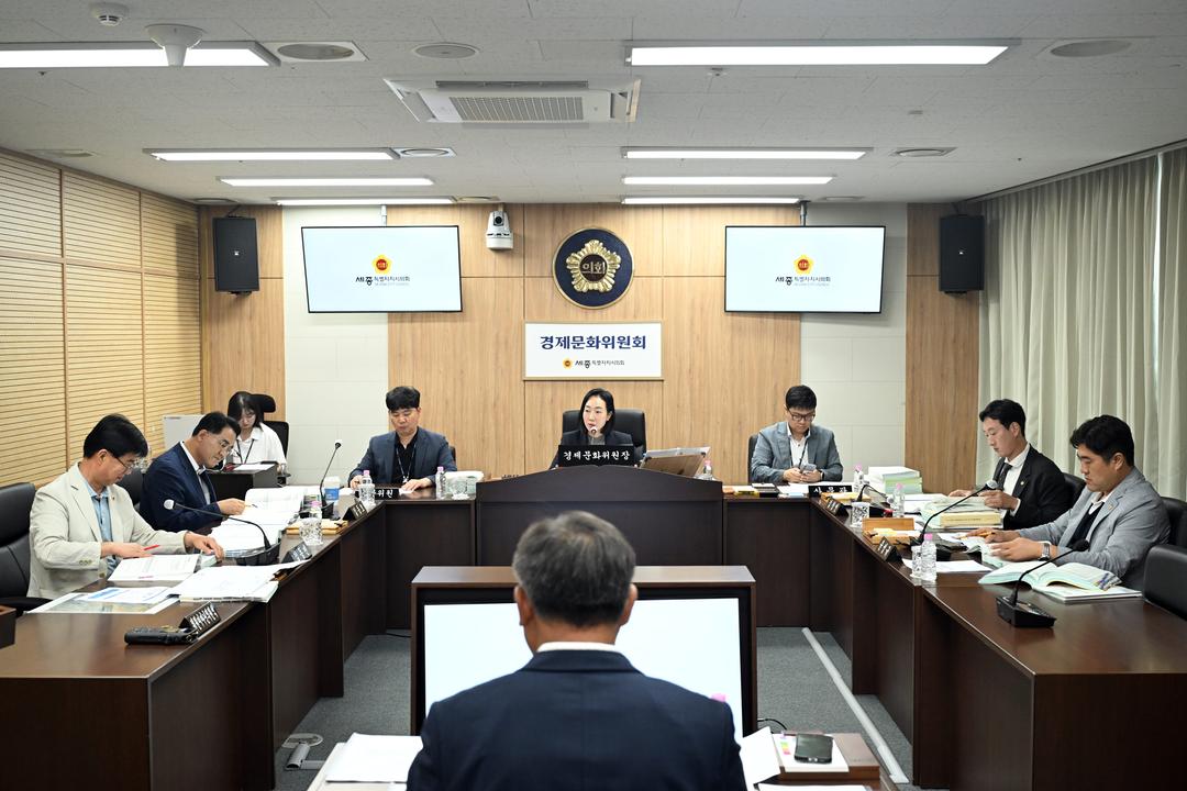 세종시의회 경제문화위원회, 집행부에 지역경제회복 위한 노력 당부_3