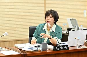 [2024행정사무감사] 세종시의회 김현옥 의원, “교육청 교복업체 담합 의심 행위 관련 정보 투명하게 공개해야”